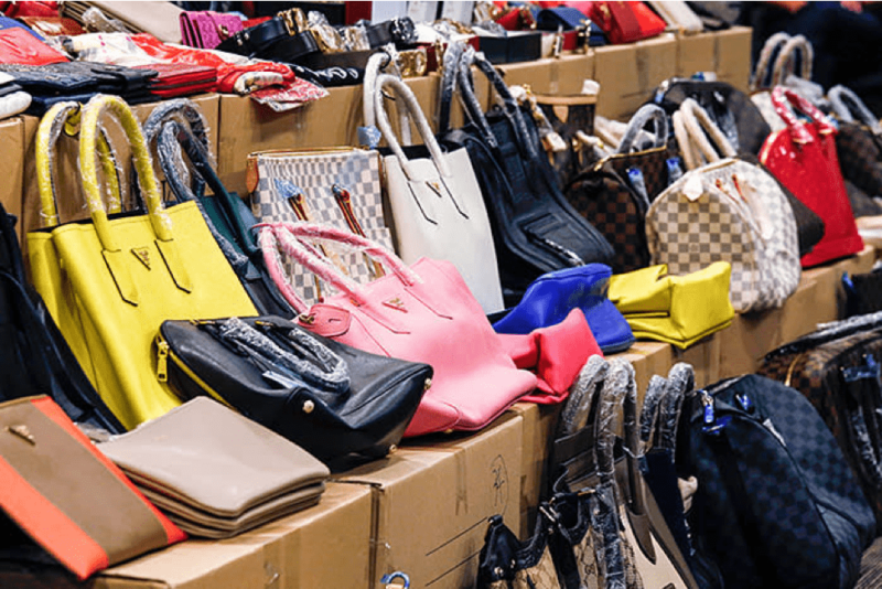 Dozens of fake designer purse vendors selling knockoffs to NYC holiday  shoppers